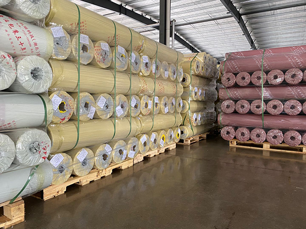 收縮膜成品待裝車(chē)